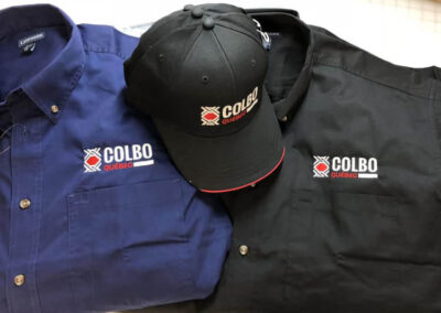 Chemises et casquettes brodés Colbo Québec
