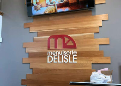 Logo d'accueil en acrylique Menuiserie Delisle